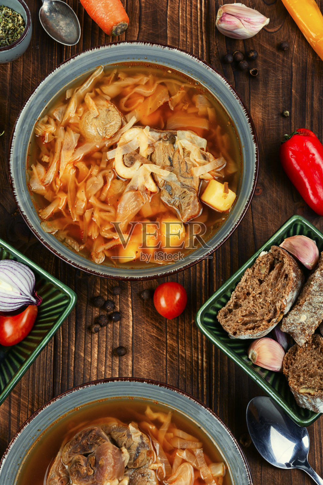 传统汤罗宋汤碗。照片摄影图片