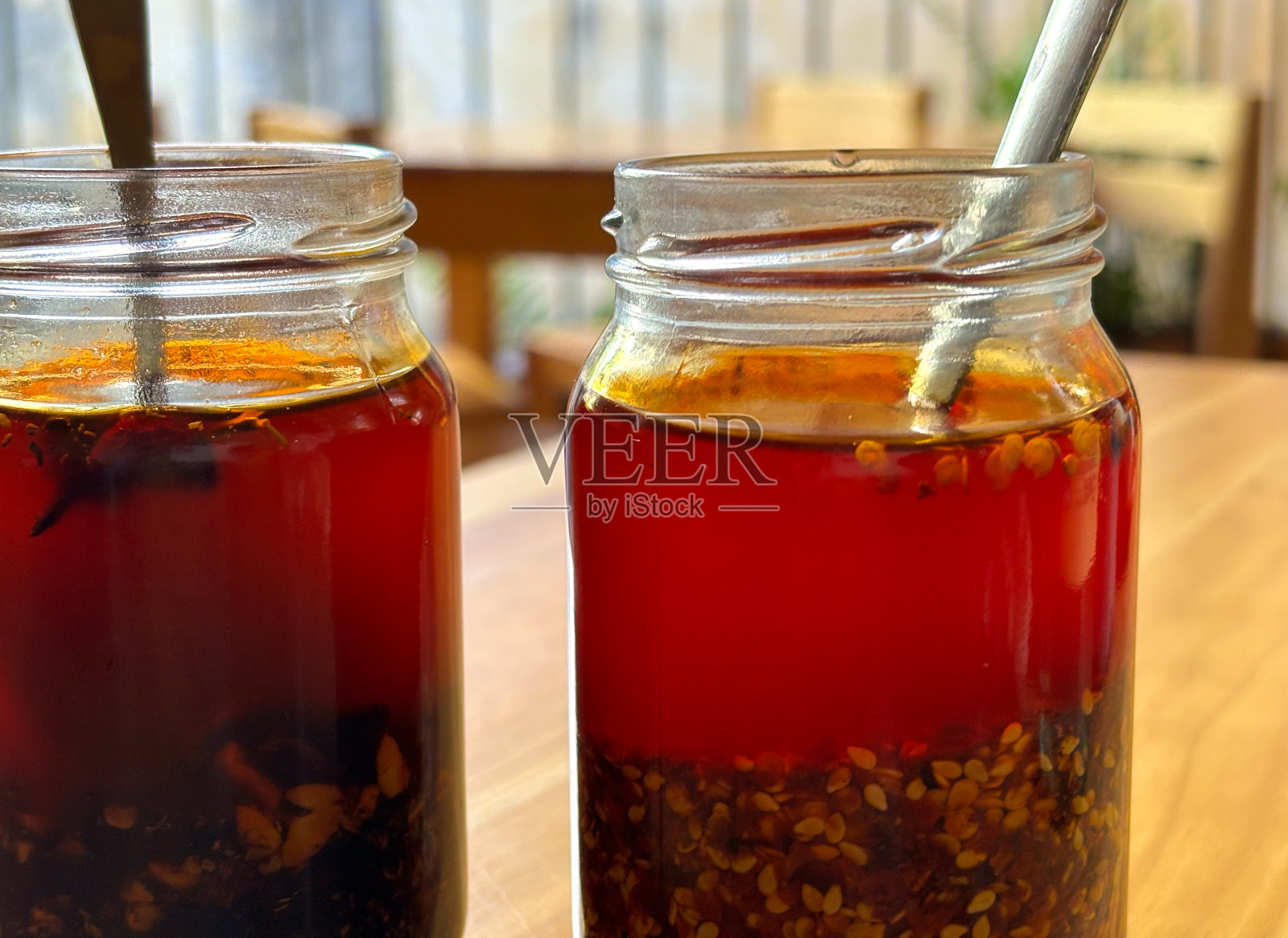 墨西哥瓦哈卡:鲜红的辣椒酱装在罐子里照片摄影图片