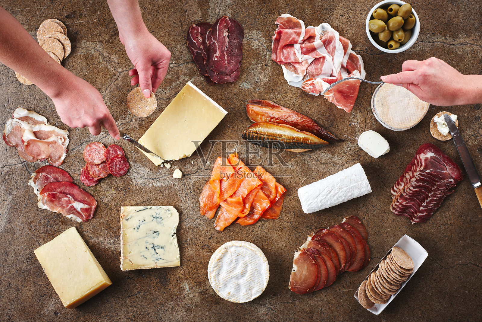 俯视图，肉类和奶酪食品或手与开胃菜，餐饮和自助餐活动，聚会或餐桌。人们，晚餐和营养与烤肉聚会，午餐或早午餐与意大利腊肠照片摄影图片