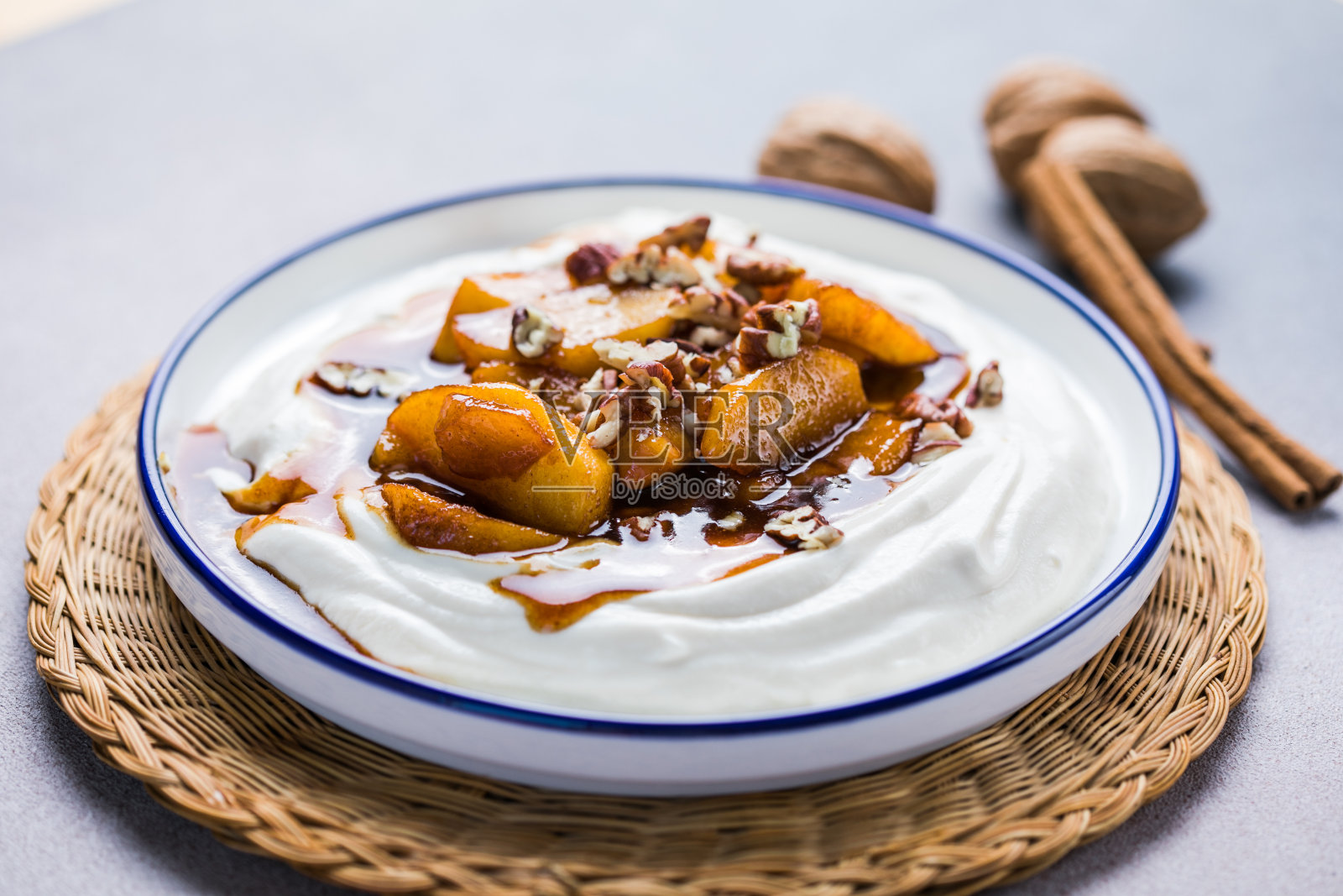 Labneh酸奶奶油芝士配烤苹果，复制空间。传统的阿拉伯或中东自制labneh蘸酱。希腊酸奶。照片摄影图片