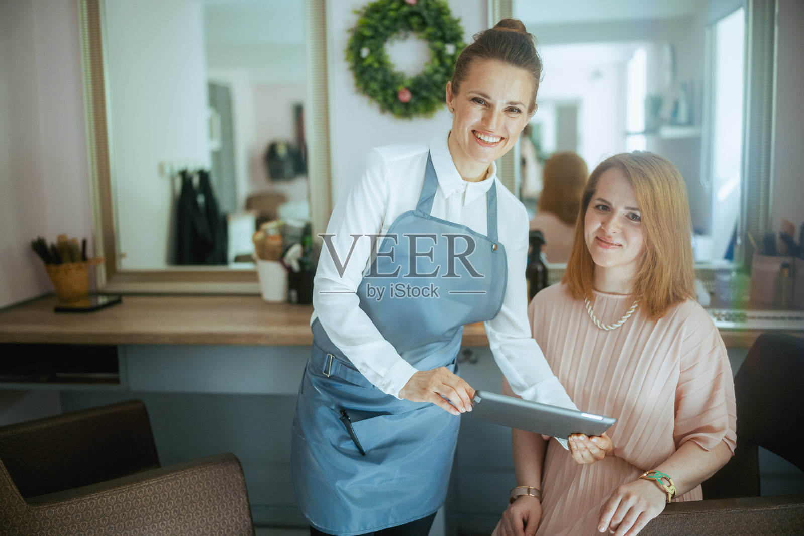 现代美发工作室的女发廊员工照片摄影图片