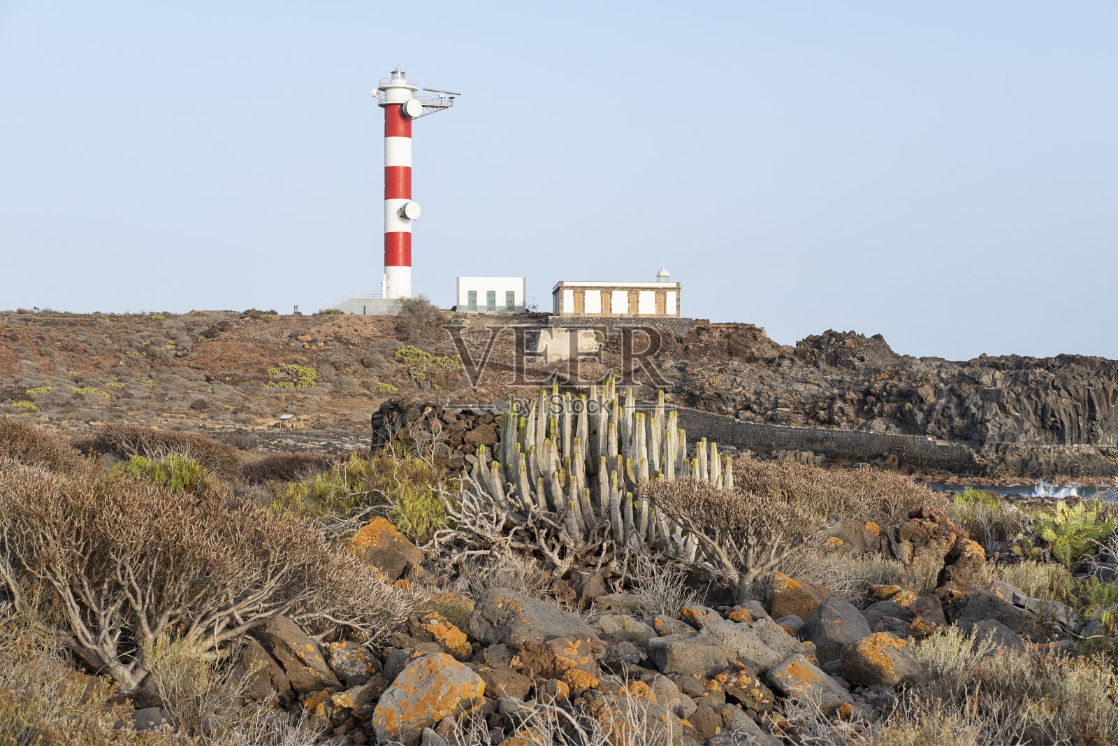 法罗蓬塔德拉斯卡，孤独的灯塔嵌在荒野中，在西班牙加那利群岛的特内里费岛照片摄影图片