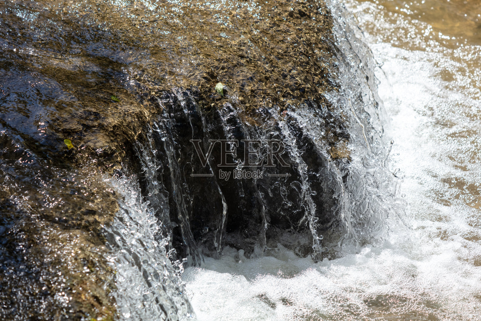 山间岩石河流上的瀑布照片摄影图片