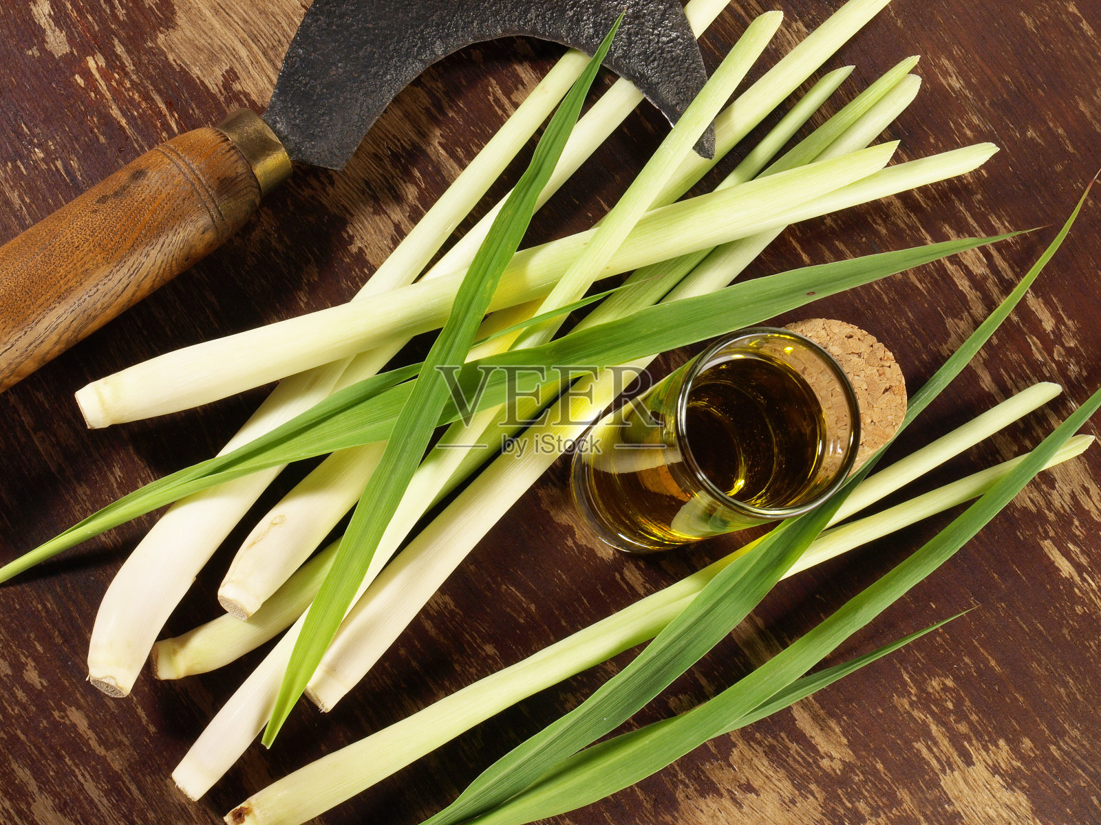 柠檬草与柠檬草叶和油木制背景照片摄影图片