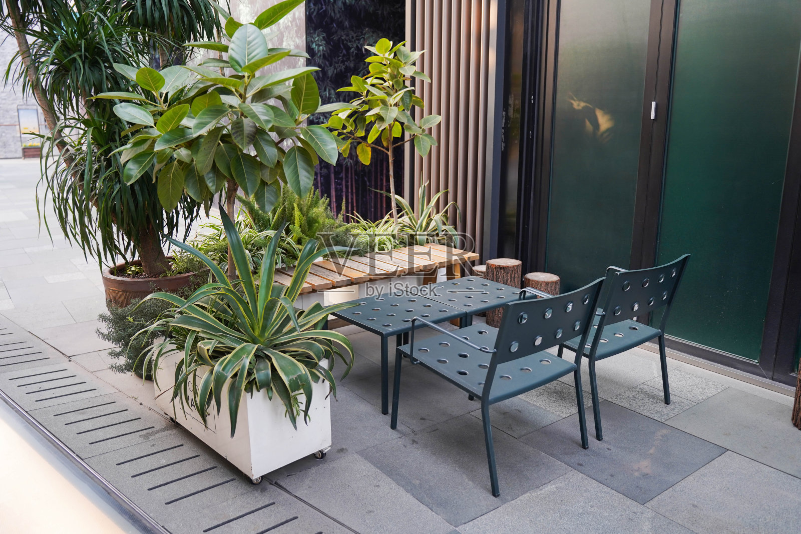 咖啡厅餐厅空桌椅，户外座位。照片摄影图片