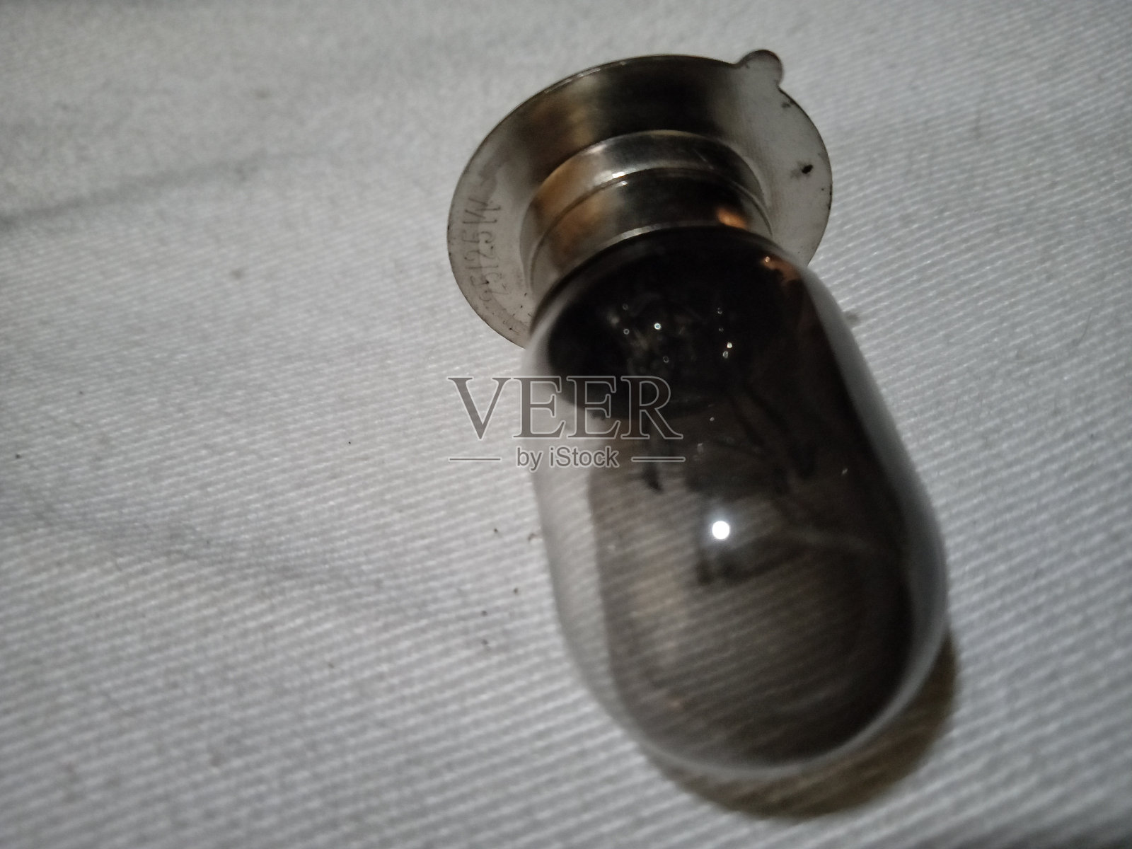 摩托车车灯死和烧坏是因为它们太热了，而且开得太频繁照片摄影图片