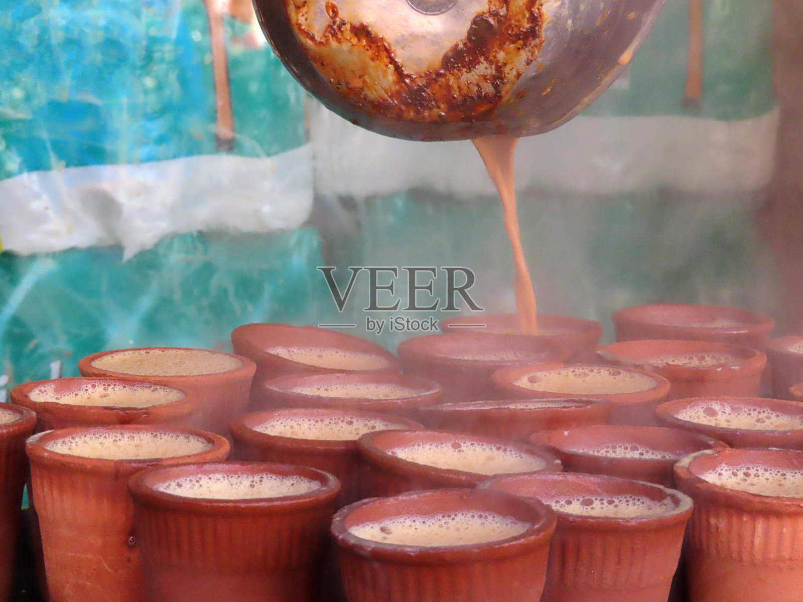 许多热气腾腾的印度玛沙拉茶倒在街上照片摄影图片