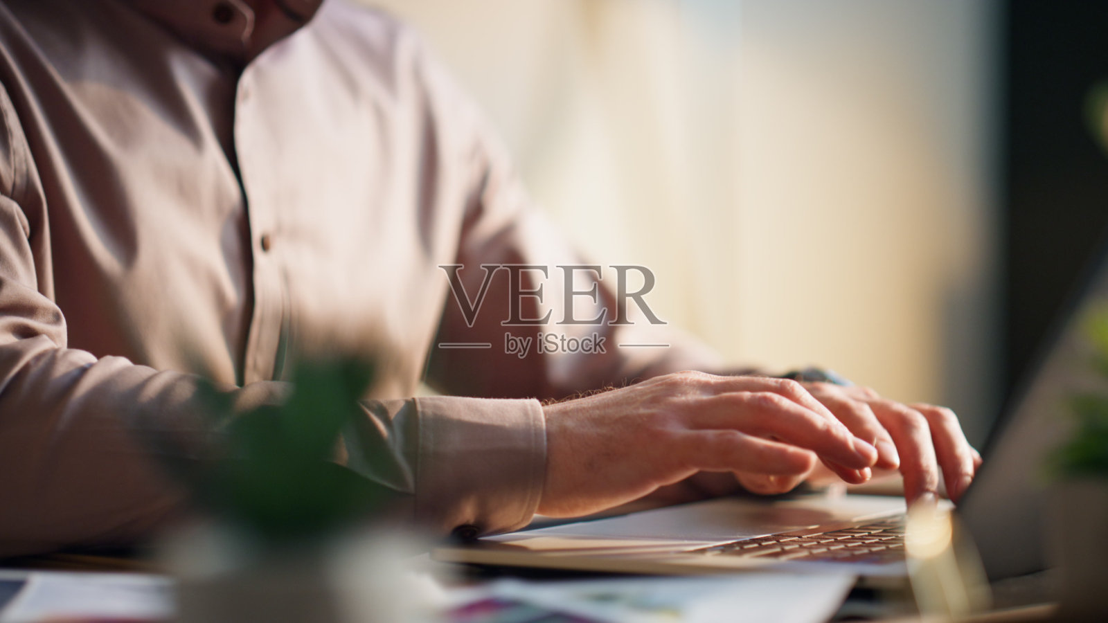 大胡子经理忙于办公室工作，坐在办公桌上。商人打字笔记本电脑照片摄影图片