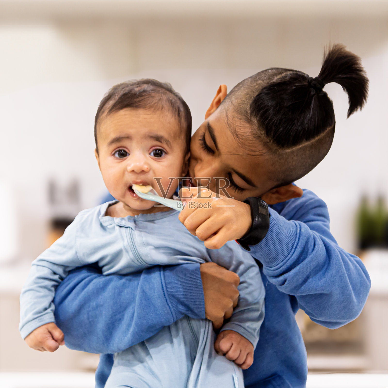 大孩子喂养和养育婴儿照片摄影图片