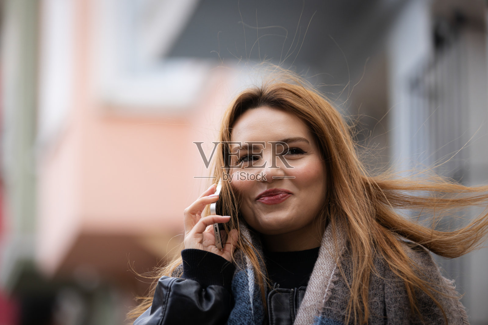 年轻女人在街上使用手机照片摄影图片