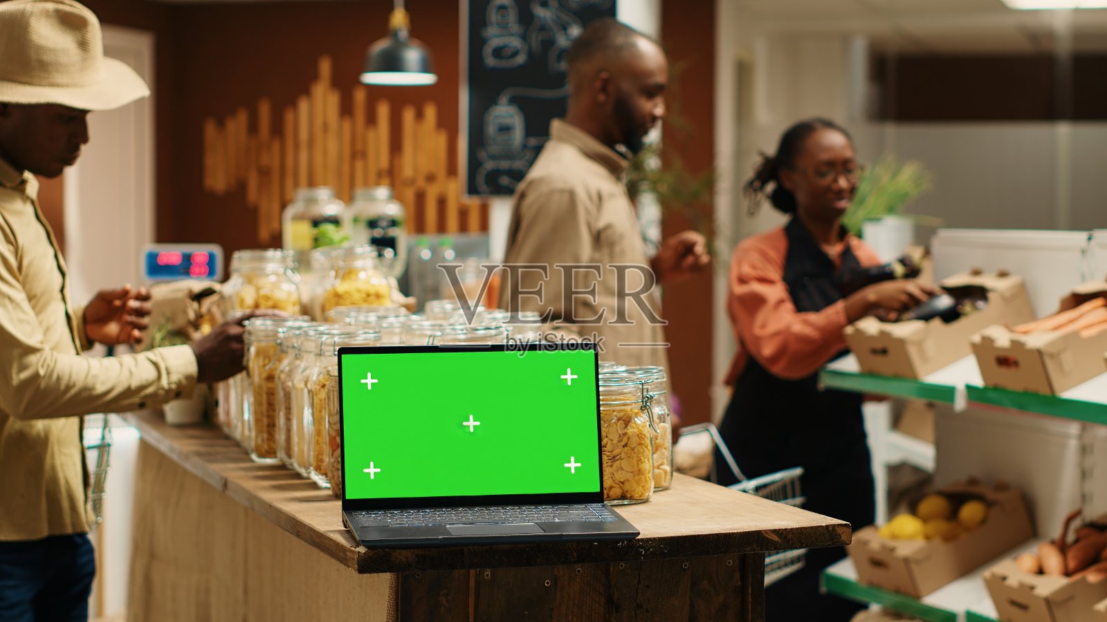 笔记本电脑运行孤立的绿屏显示在杂货店照片摄影图片