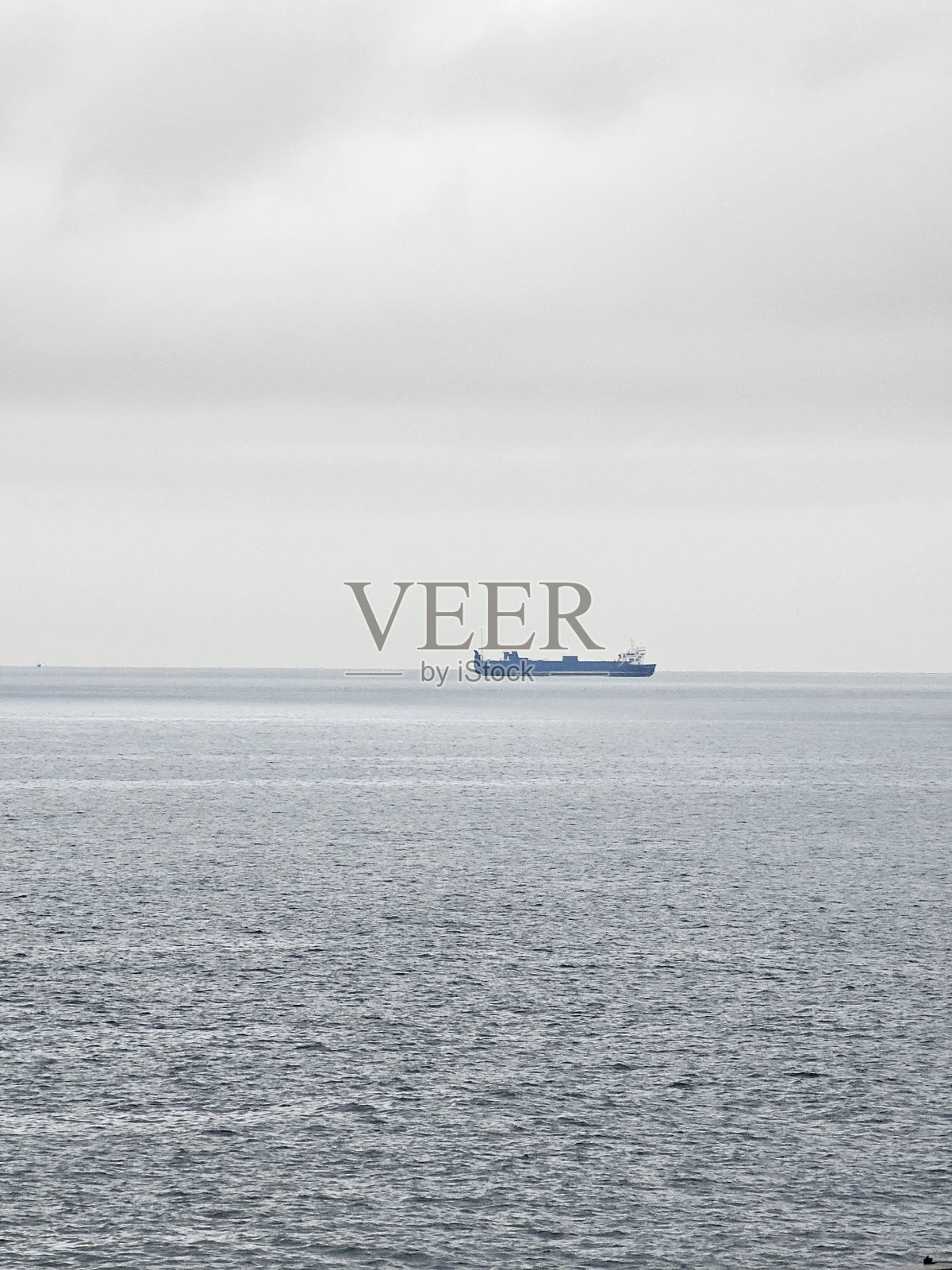 冬天的海浪和美丽的日落。利古里亚景观照片摄影图片