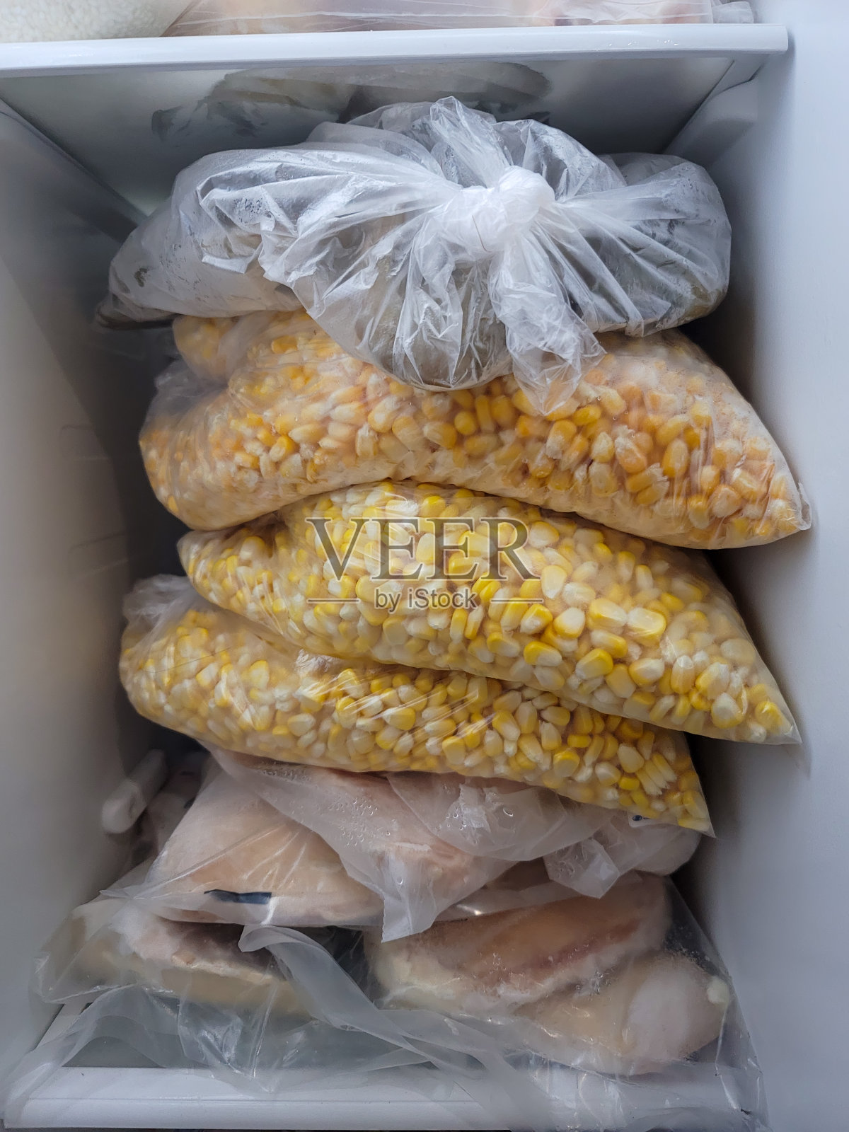 冷冻食品放在冰柜里，冰箱的门是开着的照片摄影图片