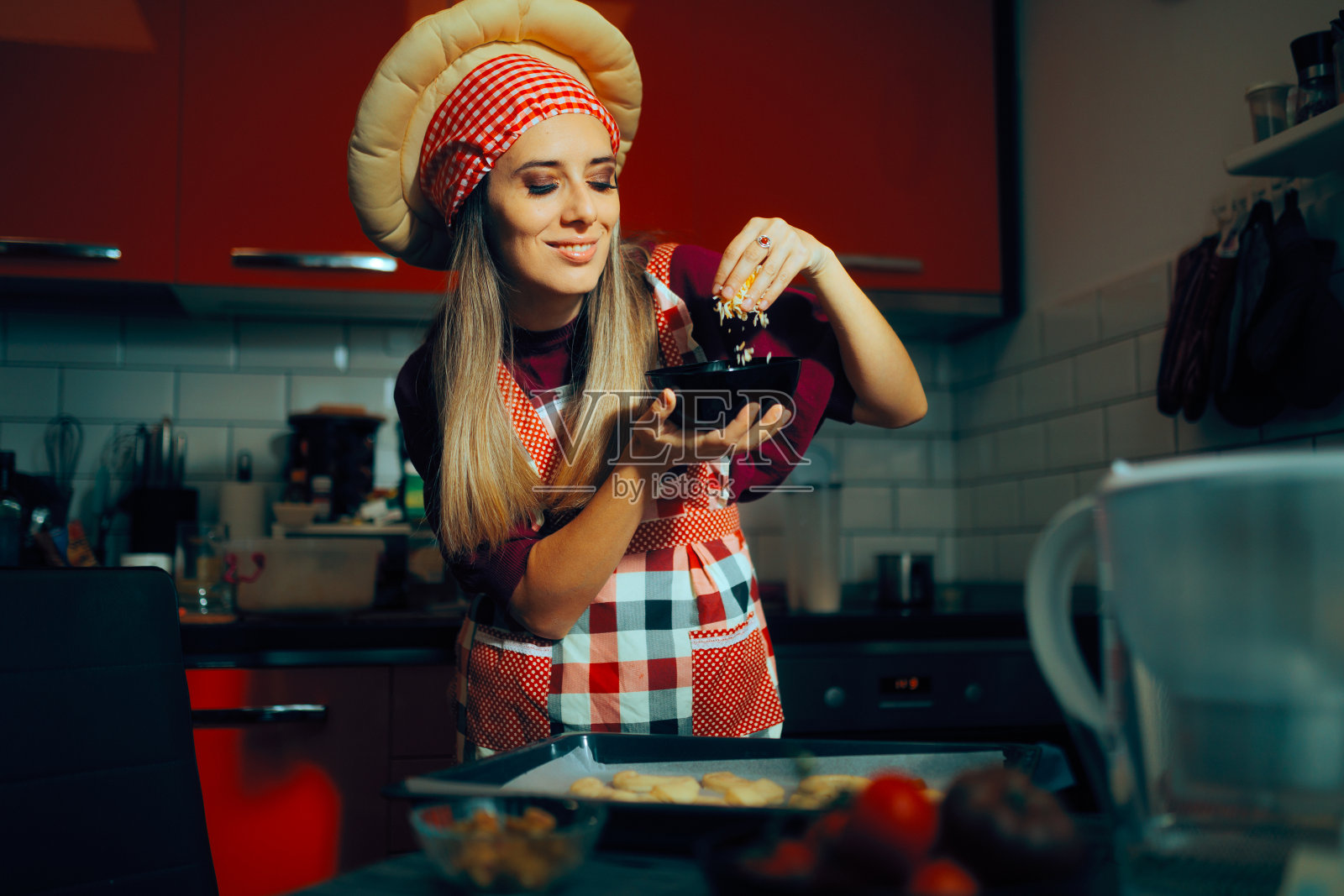 用马苏里拉奶酪丝做披萨照片摄影图片
