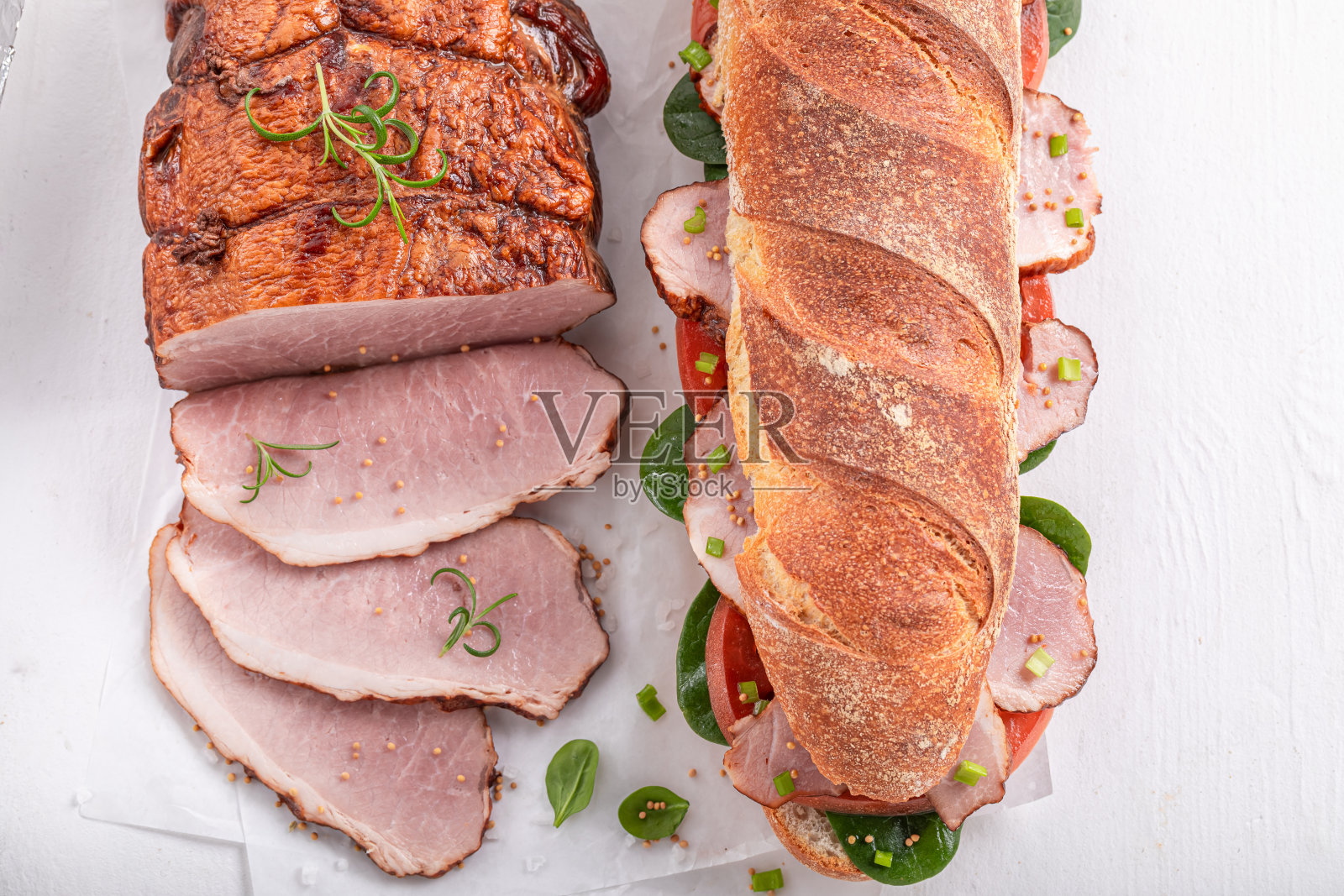 美味的火腿、番茄和生菜三明治。照片摄影图片