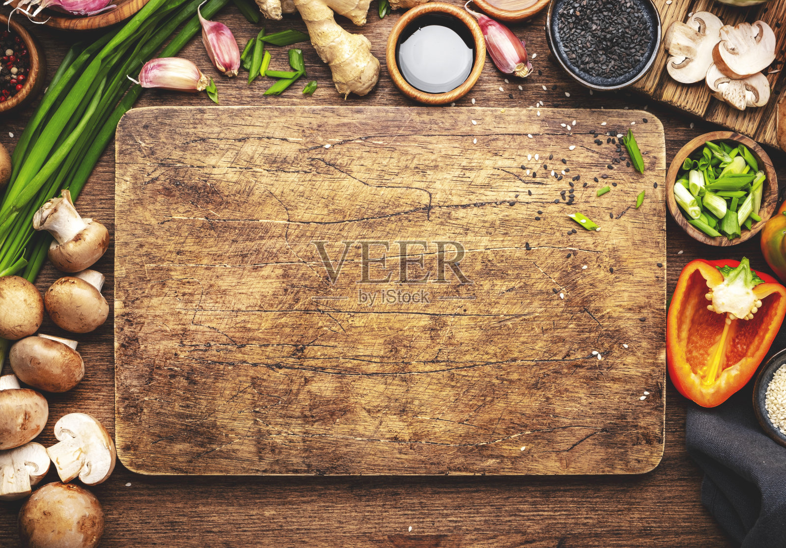 素食和烹饪背景。木制砧板，蔬菜，香料和配料准备素食亚洲菜与蘑菇和酱油。俯视图，复制空间横幅照片摄影图片