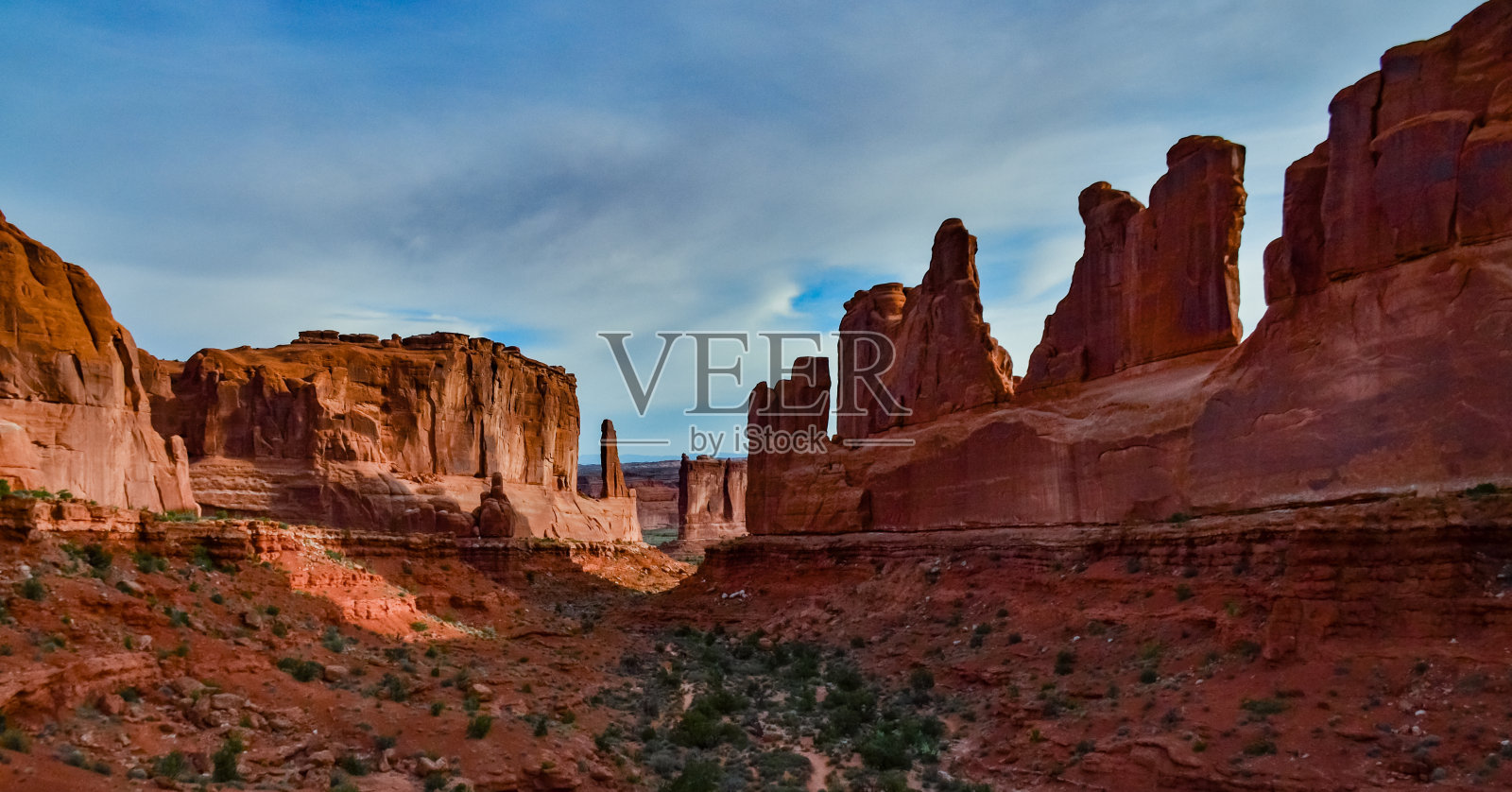 侵蚀红色岩石，公园大道。峡谷地国家公园位于美国犹他州摩押附近照片摄影图片