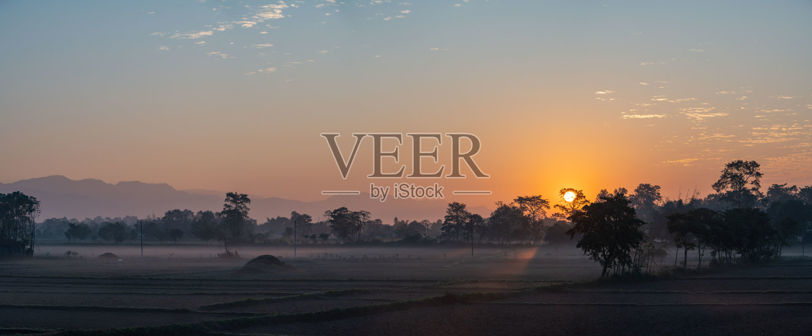 有雾的早晨日出与山的背景照片摄影图片