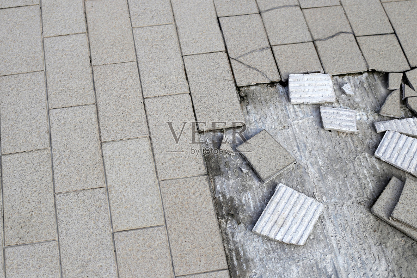 水泥地板上棕色瓷砖的裂缝照片摄影图片