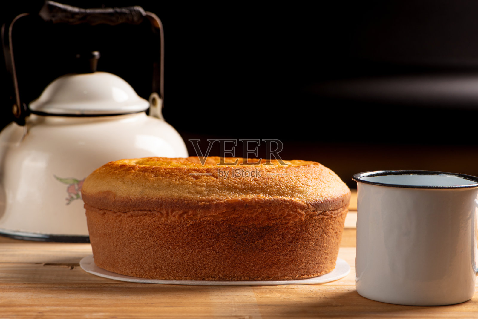 橙色蛋糕，漂亮的橙色蛋糕和配件在质朴的木材和黑色背景，选择性聚焦。照片摄影图片
