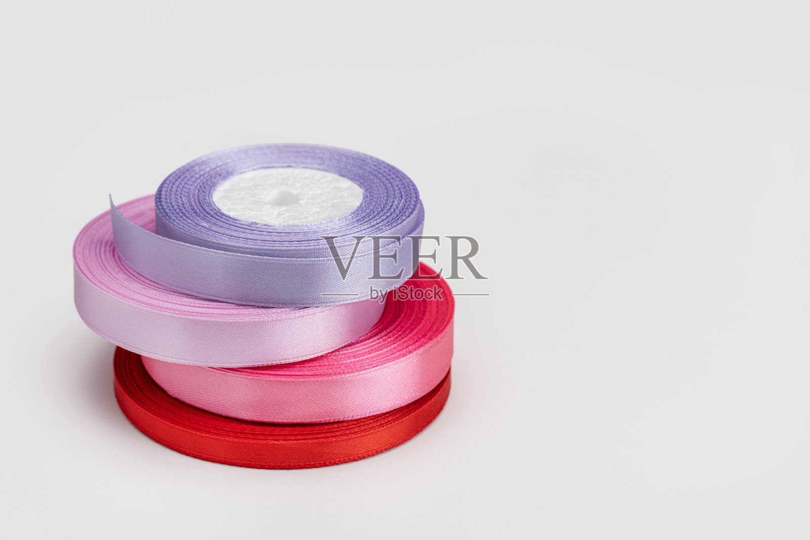 缎带假日包装在一卷，特写，工作室拍摄。照片摄影图片