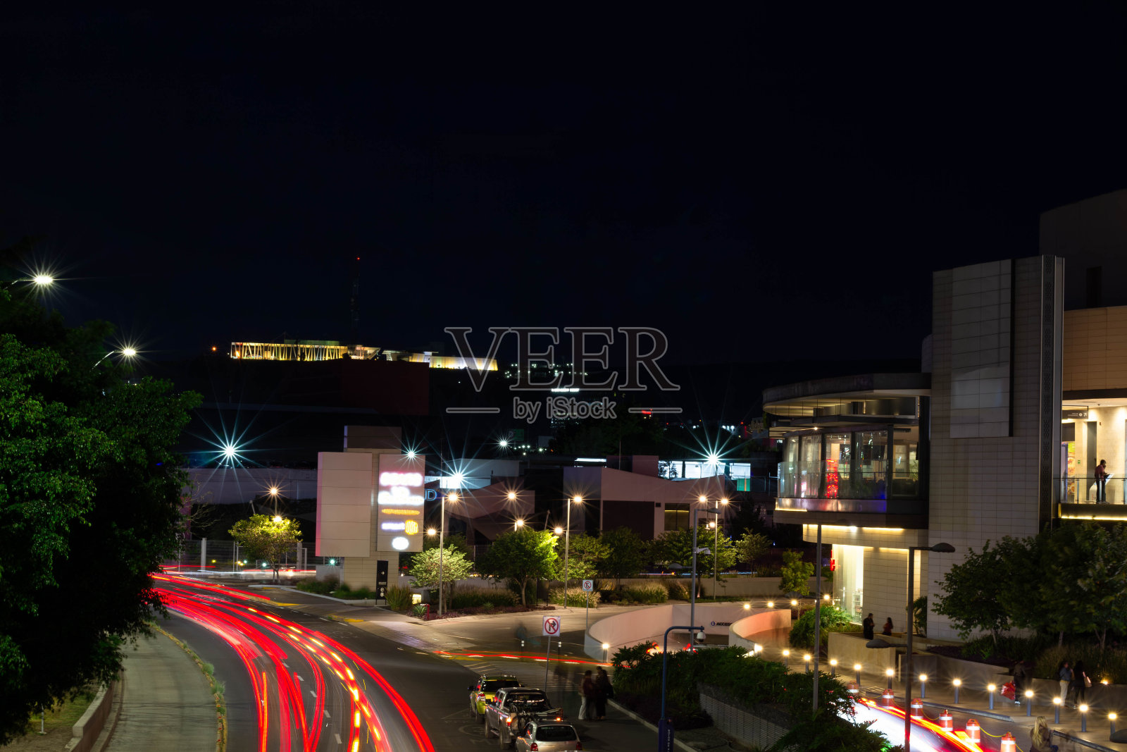 在克雷塔罗市中心一条繁忙的街道上照片摄影图片