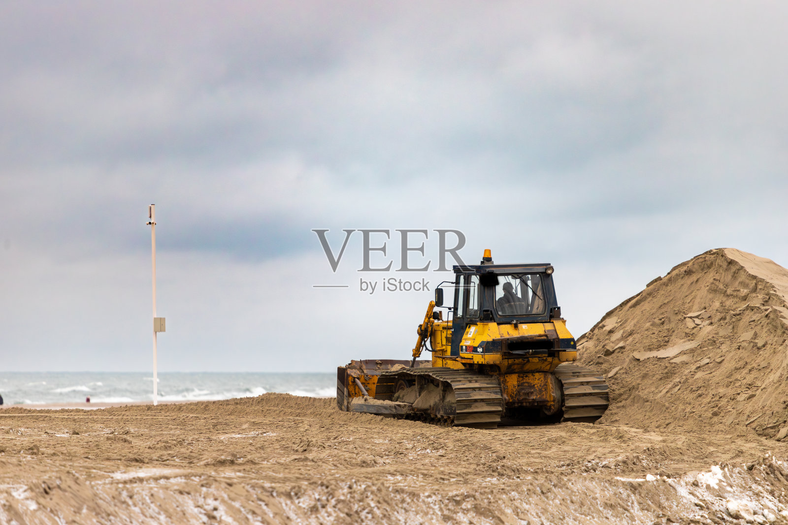 沙滩上的推土机照片摄影图片