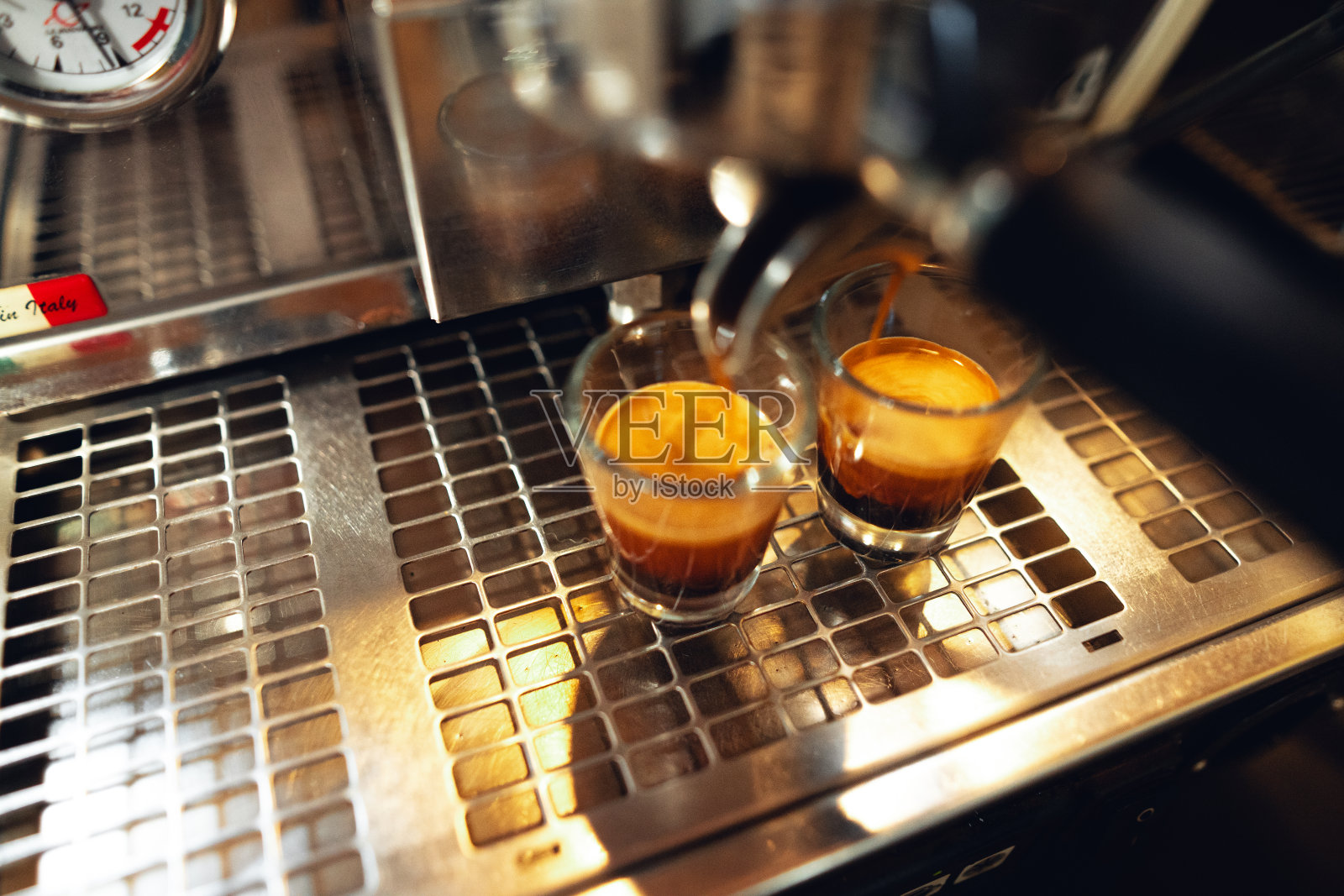 咖啡机倒出浓缩咖啡照片摄影图片