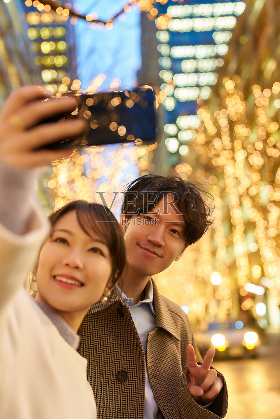 一个男人和一个女人喜欢在夜景拍照照片摄影图片