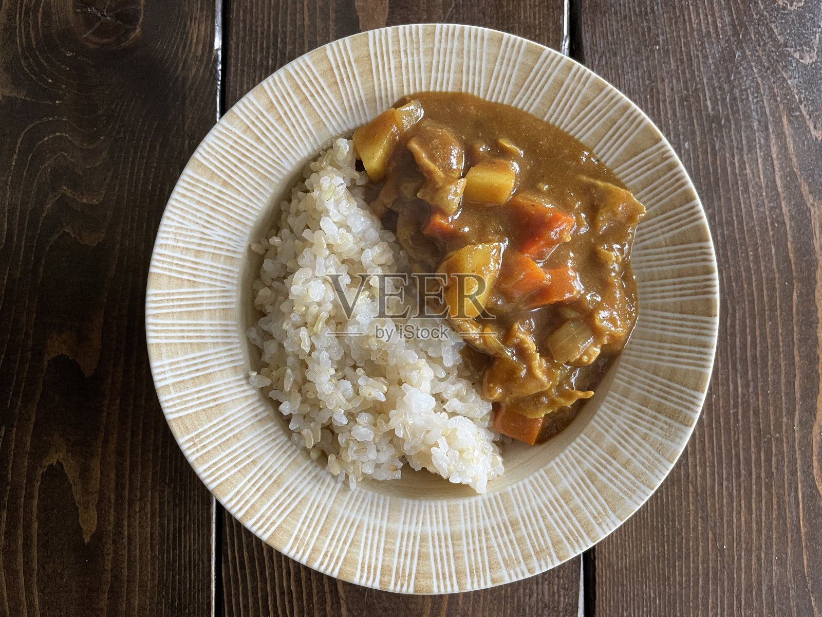 有很多蔬菜味道的自制咖喱猪肉照片摄影图片