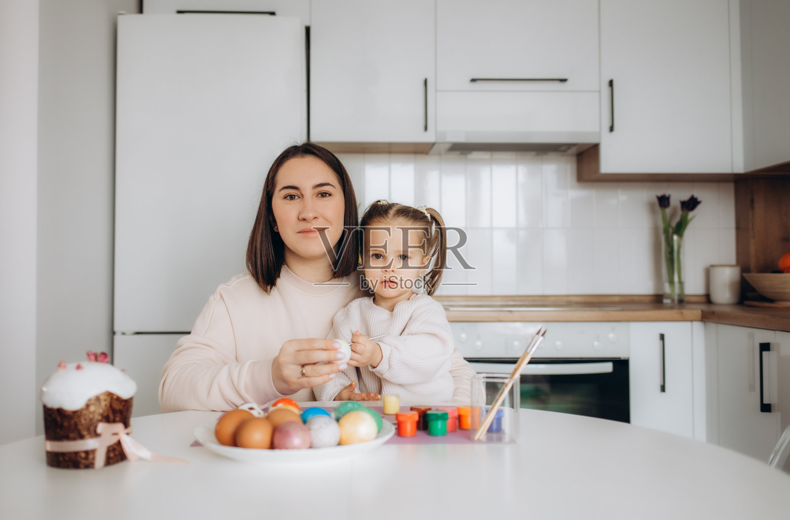 妈妈和女儿在家里画复活节彩蛋照片摄影图片