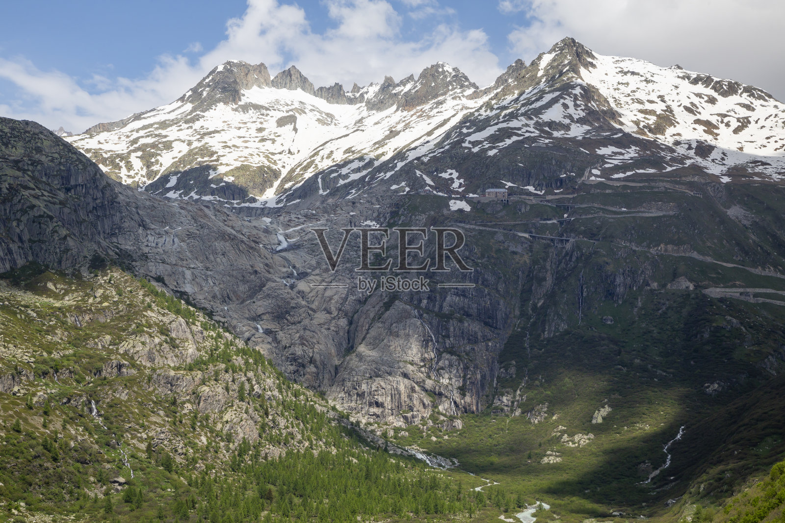 从格里姆塞尔山口看Furka山口的观景楼。照片摄影图片