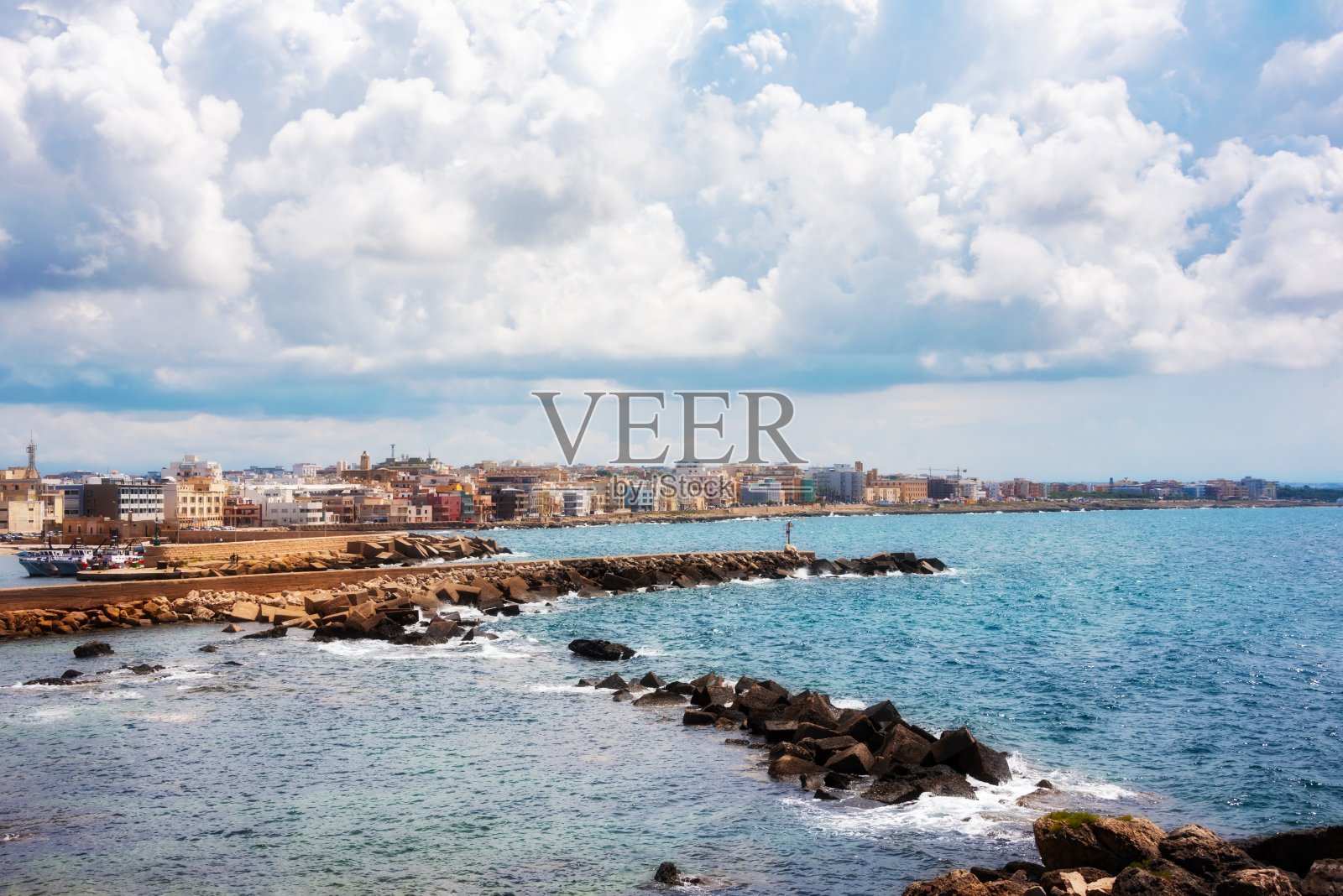 意大利南部有船的海港或码头照片摄影图片