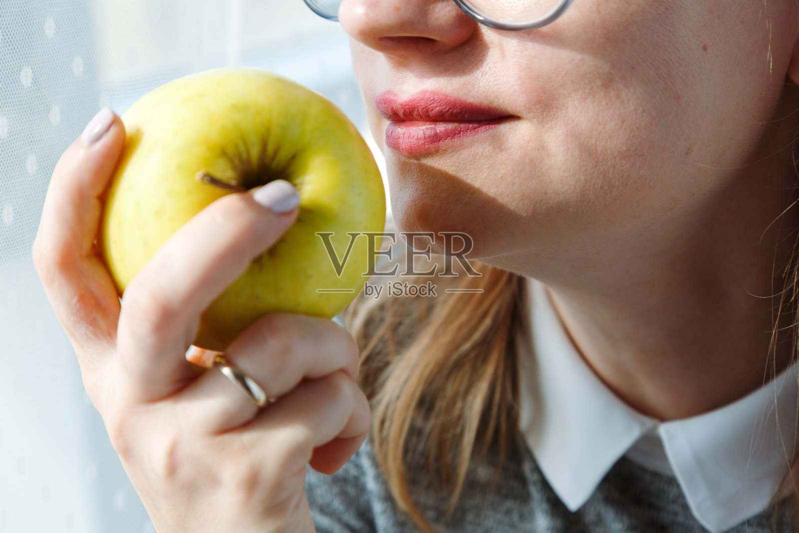 女人吃苹果的嘴特写照片摄影图片