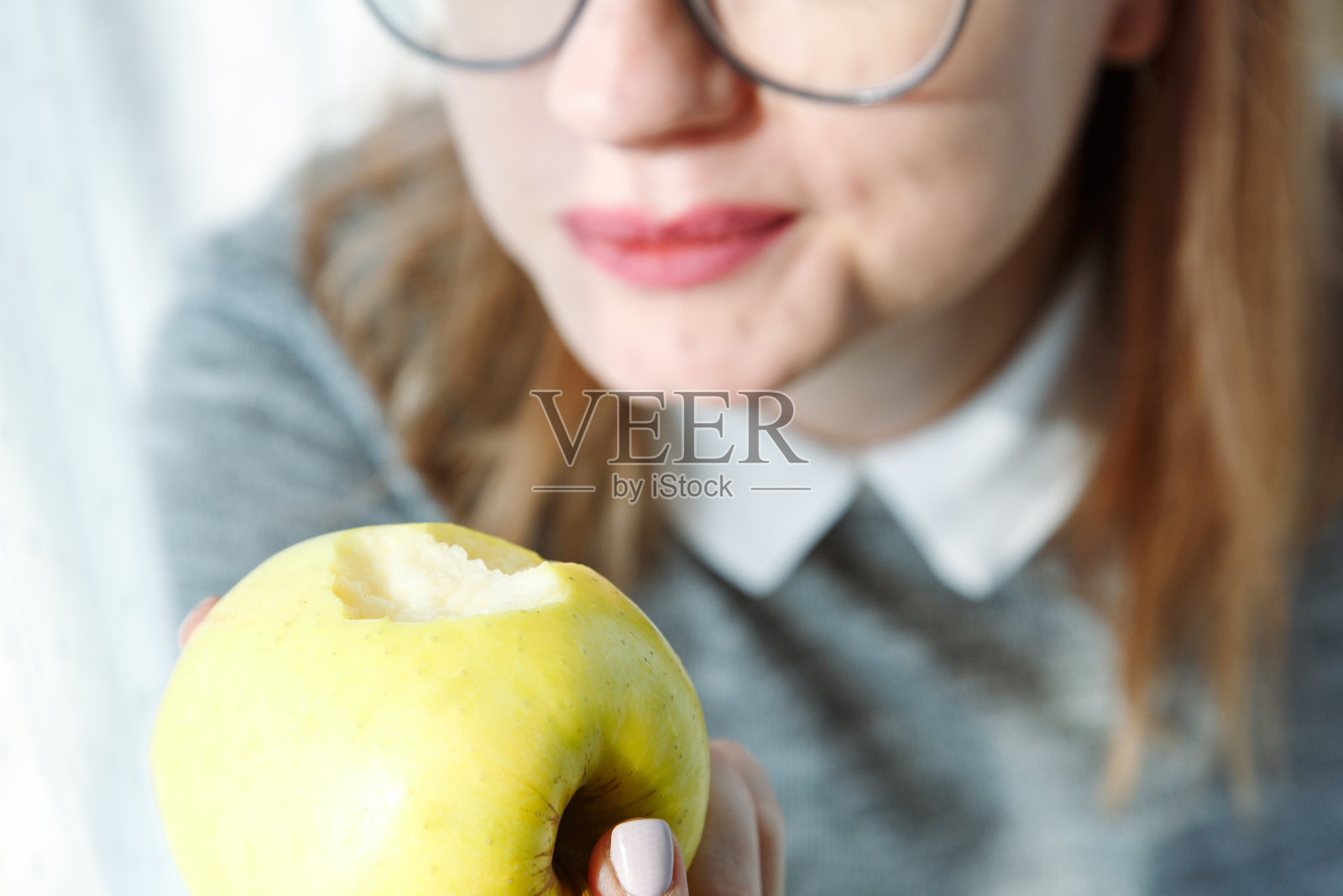女人吃苹果的嘴特写照片摄影图片