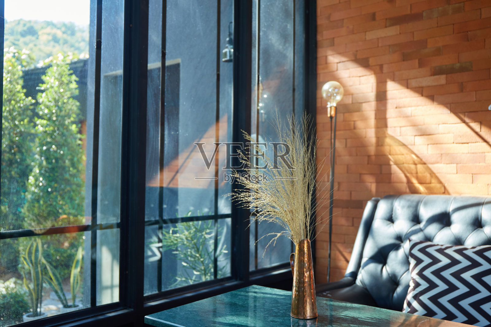 带有金属花瓶的现代咖啡馆内部照片摄影图片