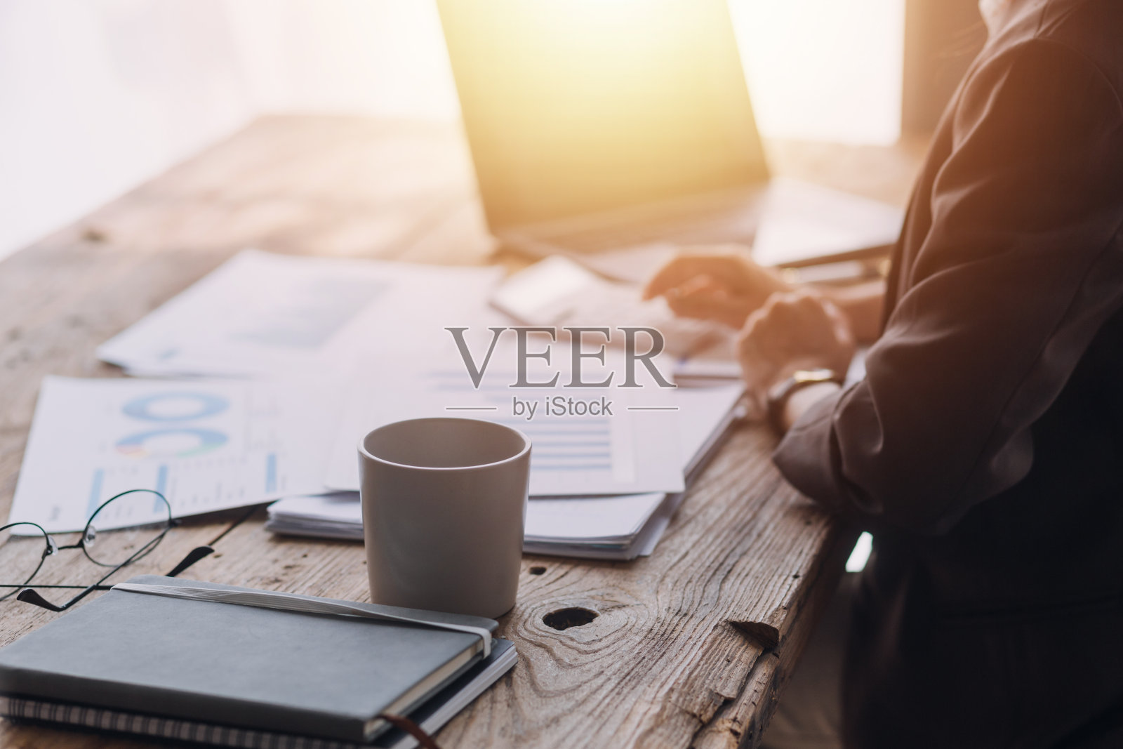 商务文件，审计员商务女检查，搜索文件法律准备文件或分析报告税务时间，会计文件数据合同合作伙伴处理工作场所，办公室照片摄影图片