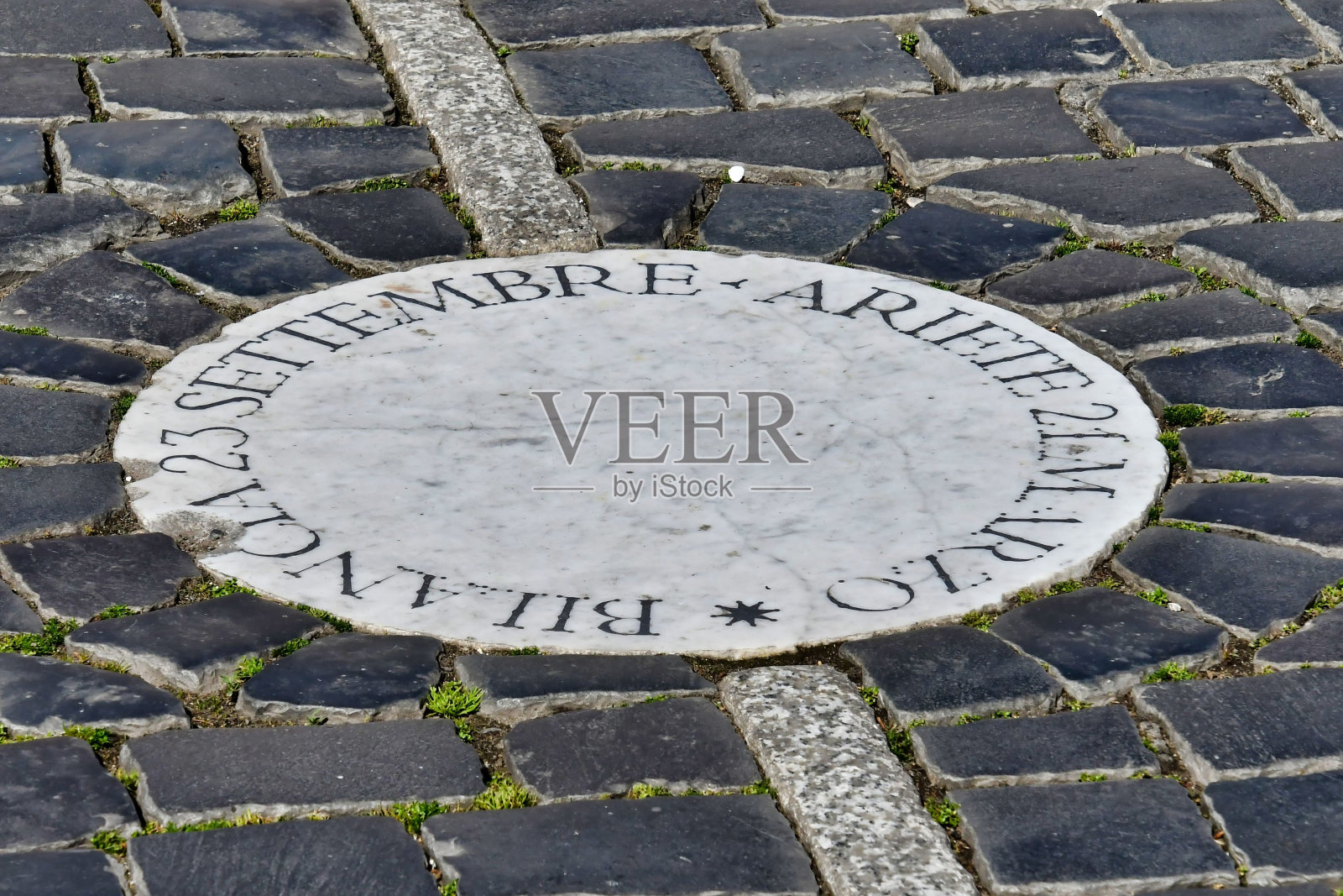 公园里的日晷，照片作为背景照片摄影图片