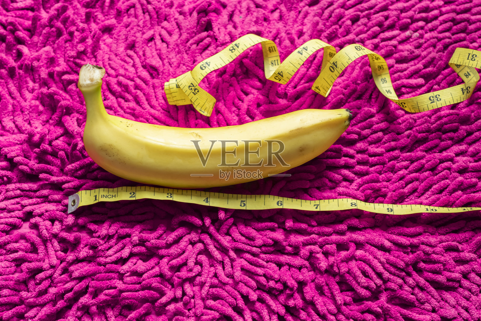 黄色香蕉和卷尺的性冲动照片摄影图片