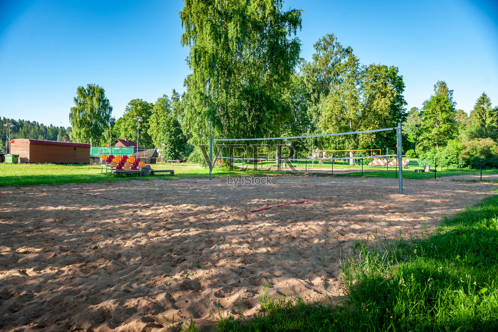 美丽的一天，沙滩上的室外排球场。照片摄影图片