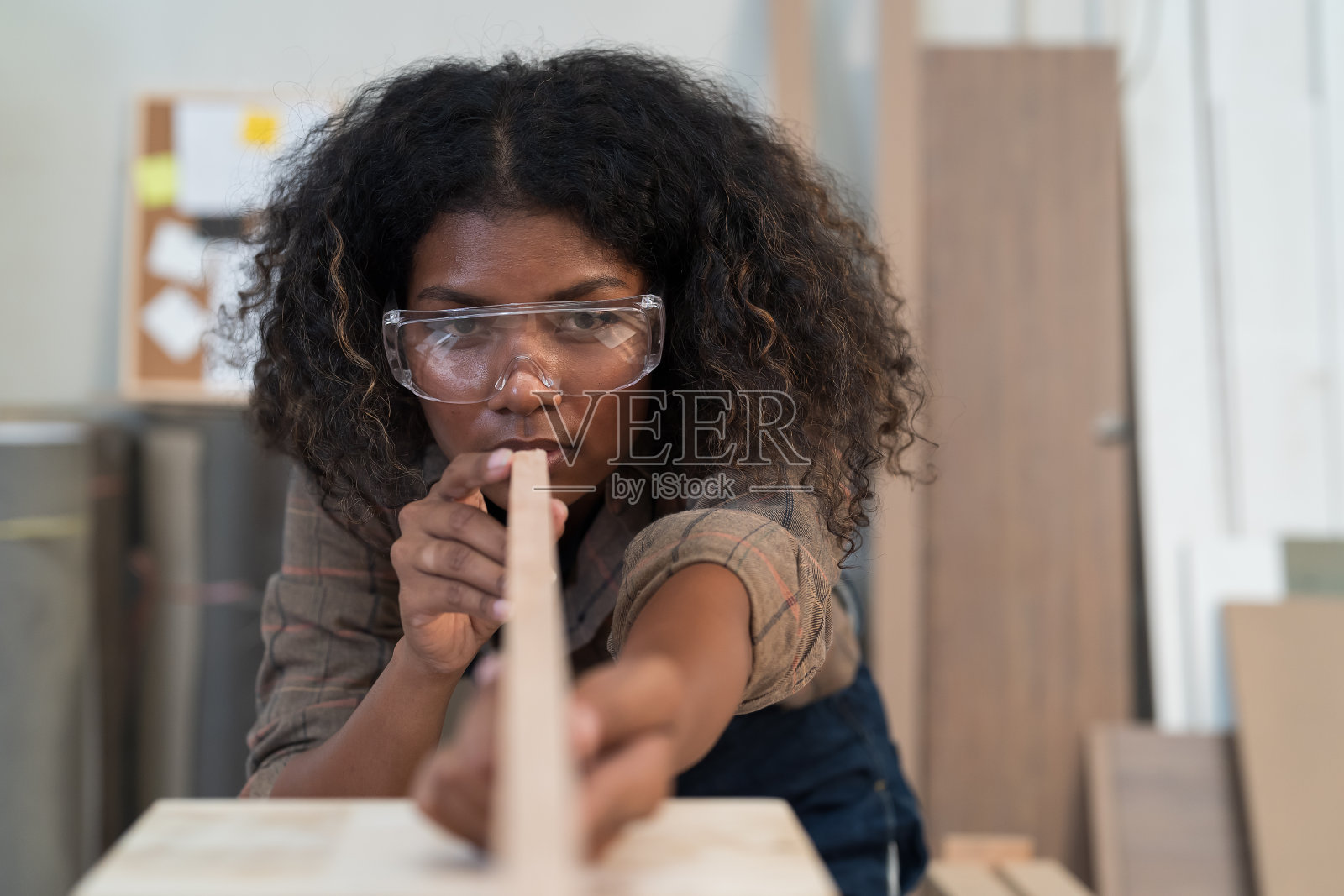 在工厂里做家具的女木匠。概念木工业工厂照片摄影图片