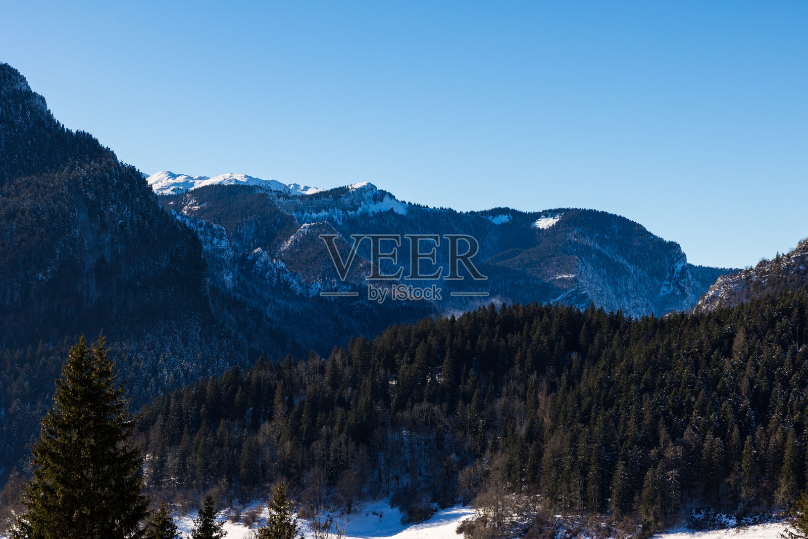 夏特鲁兹地区自然公园的冬季山景，从夏特鲁兹圣皮埃尔村拍摄照片摄影图片