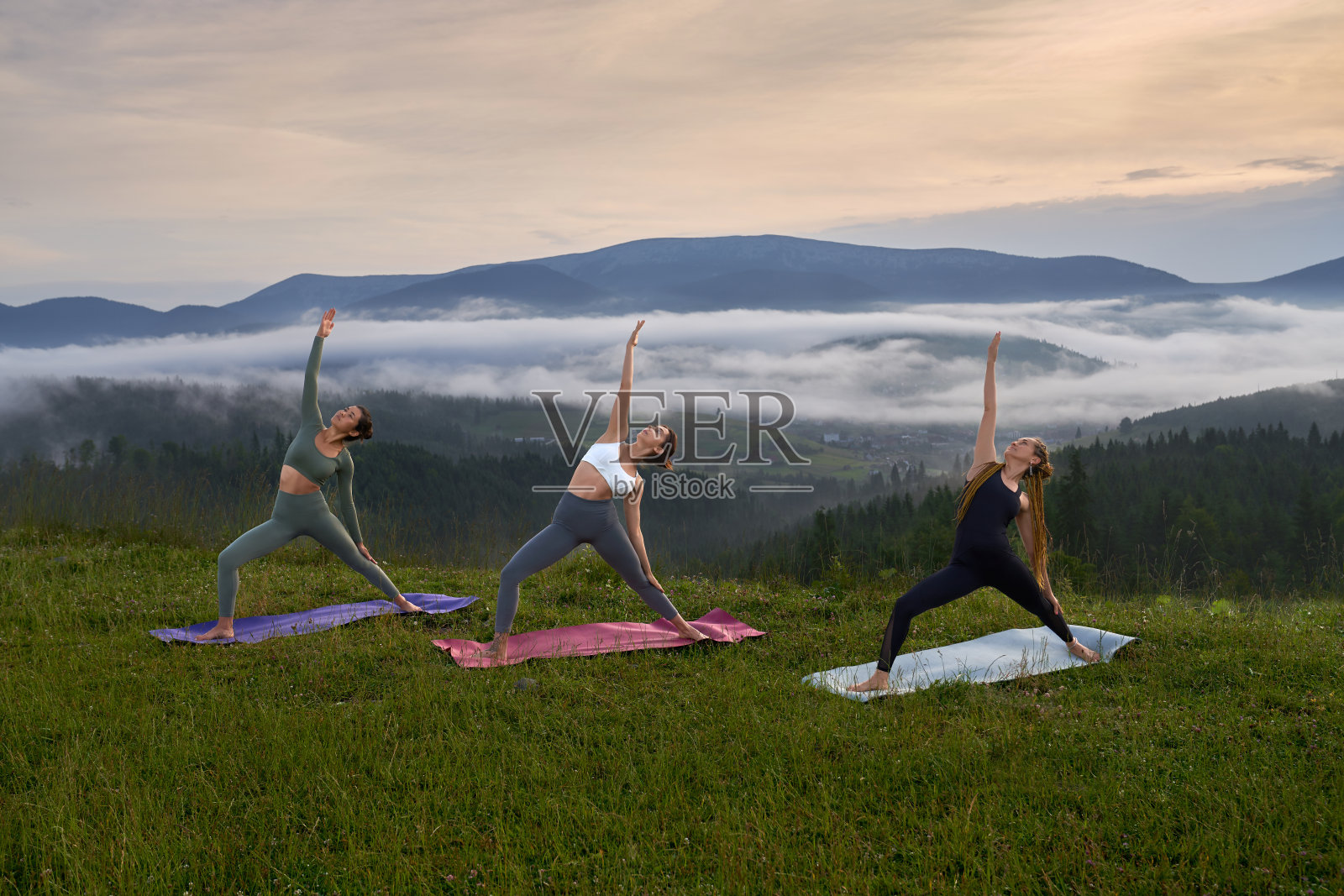 运动的女人在山间练瑜伽照片摄影图片