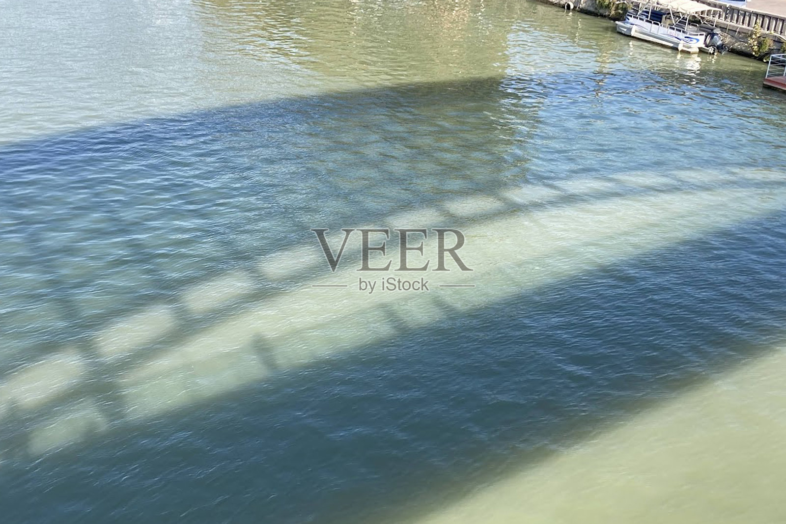 和平桥的倒影照片摄影图片