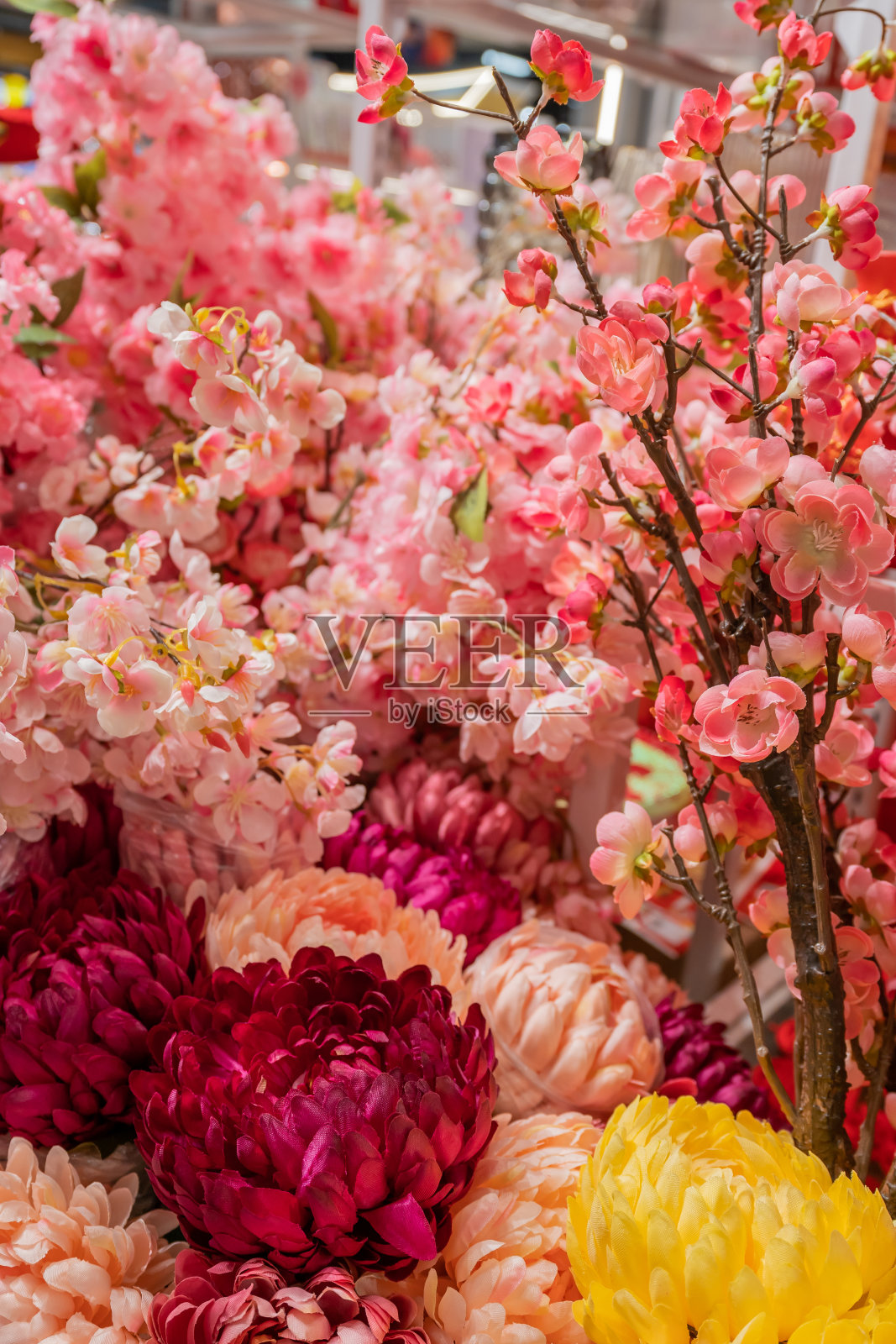 不同类型的彩色花朵装饰中国新年。照片摄影图片