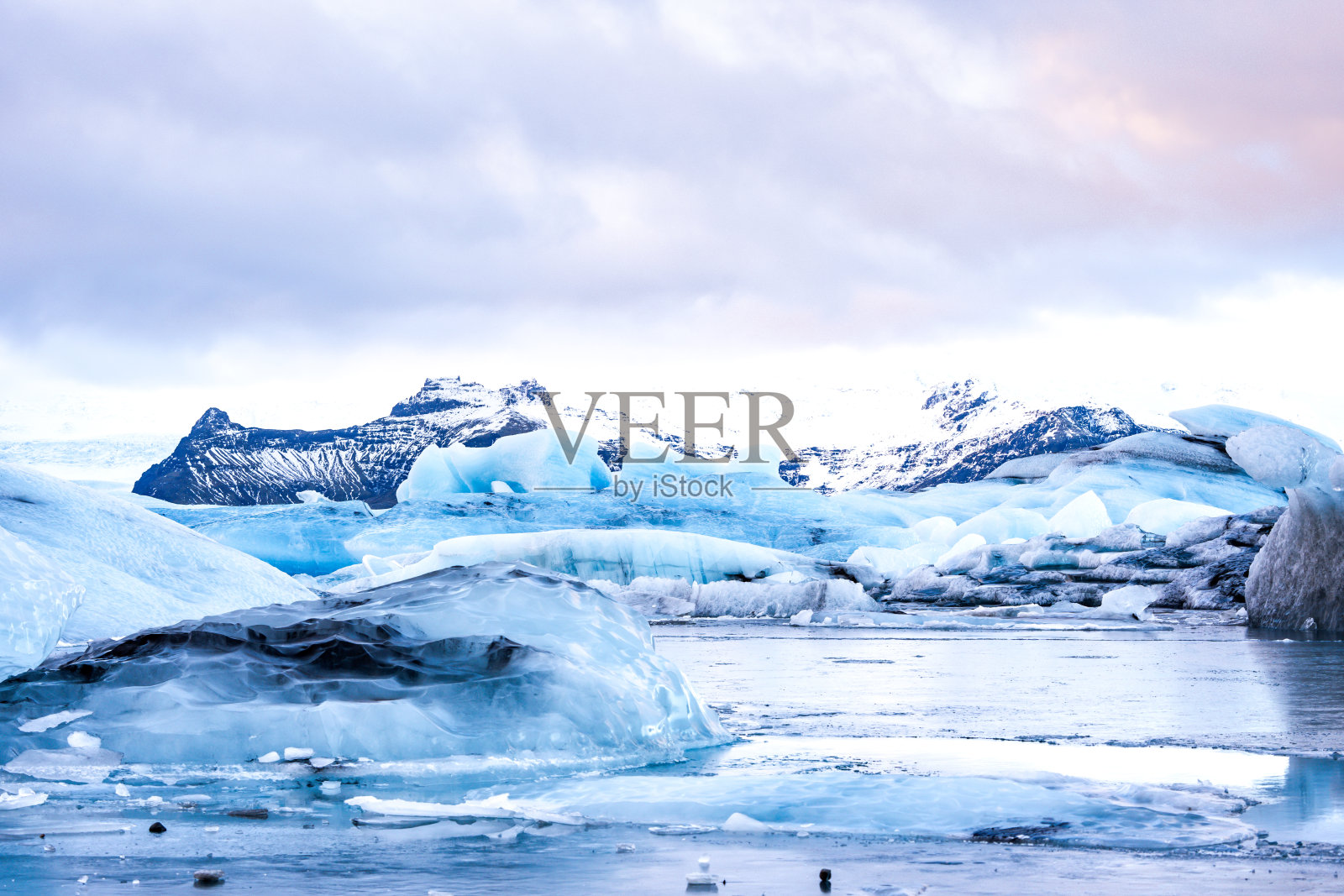 冰川底部河流附近的冰山照片摄影图片