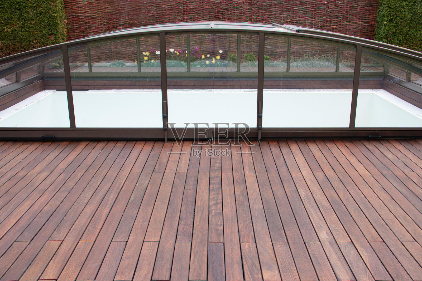 游泳池围栏与木甲板和私人围栏的背景照片摄影图片