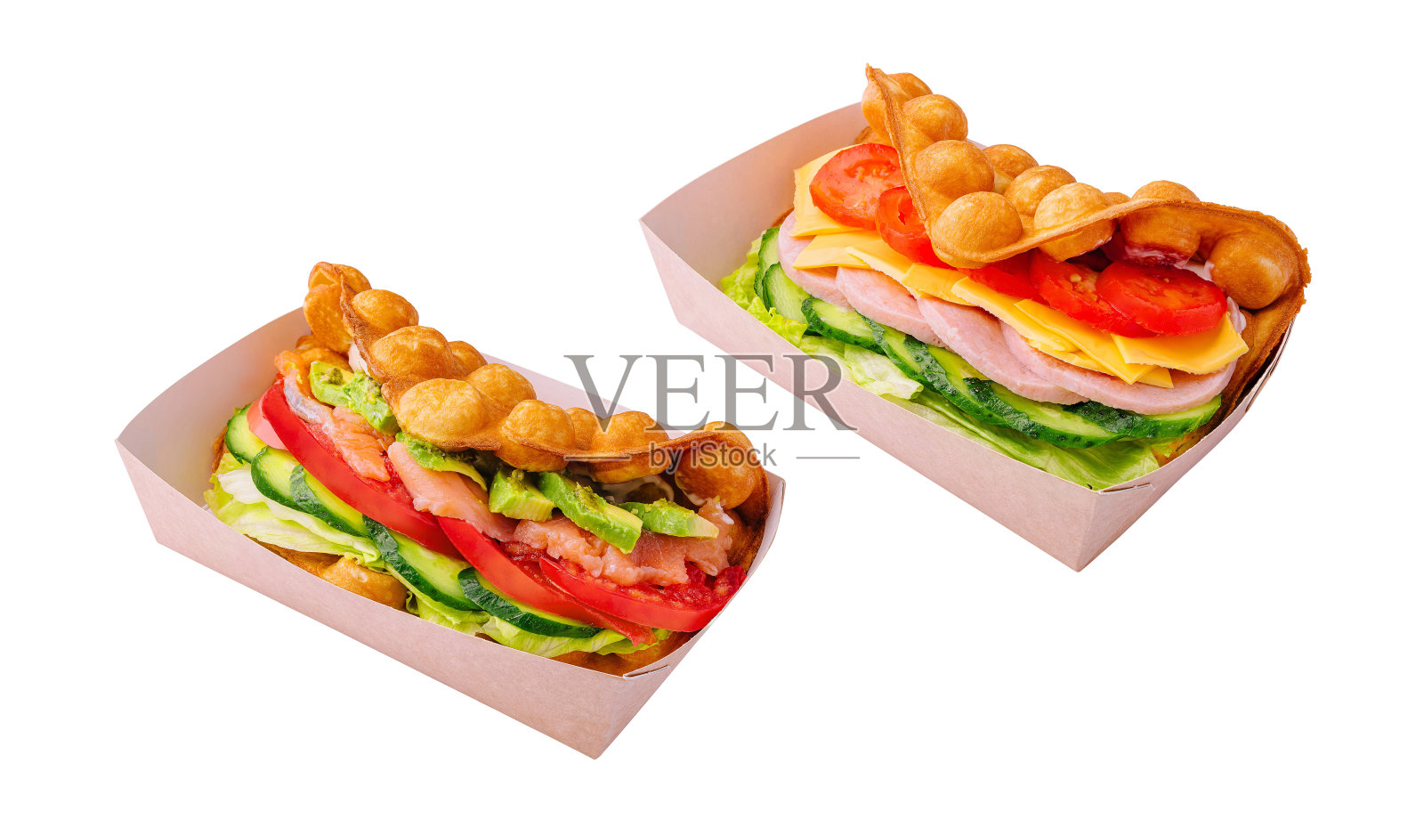 比利时华夫饼配鲑鱼、火腿、牛油果和沙拉照片摄影图片