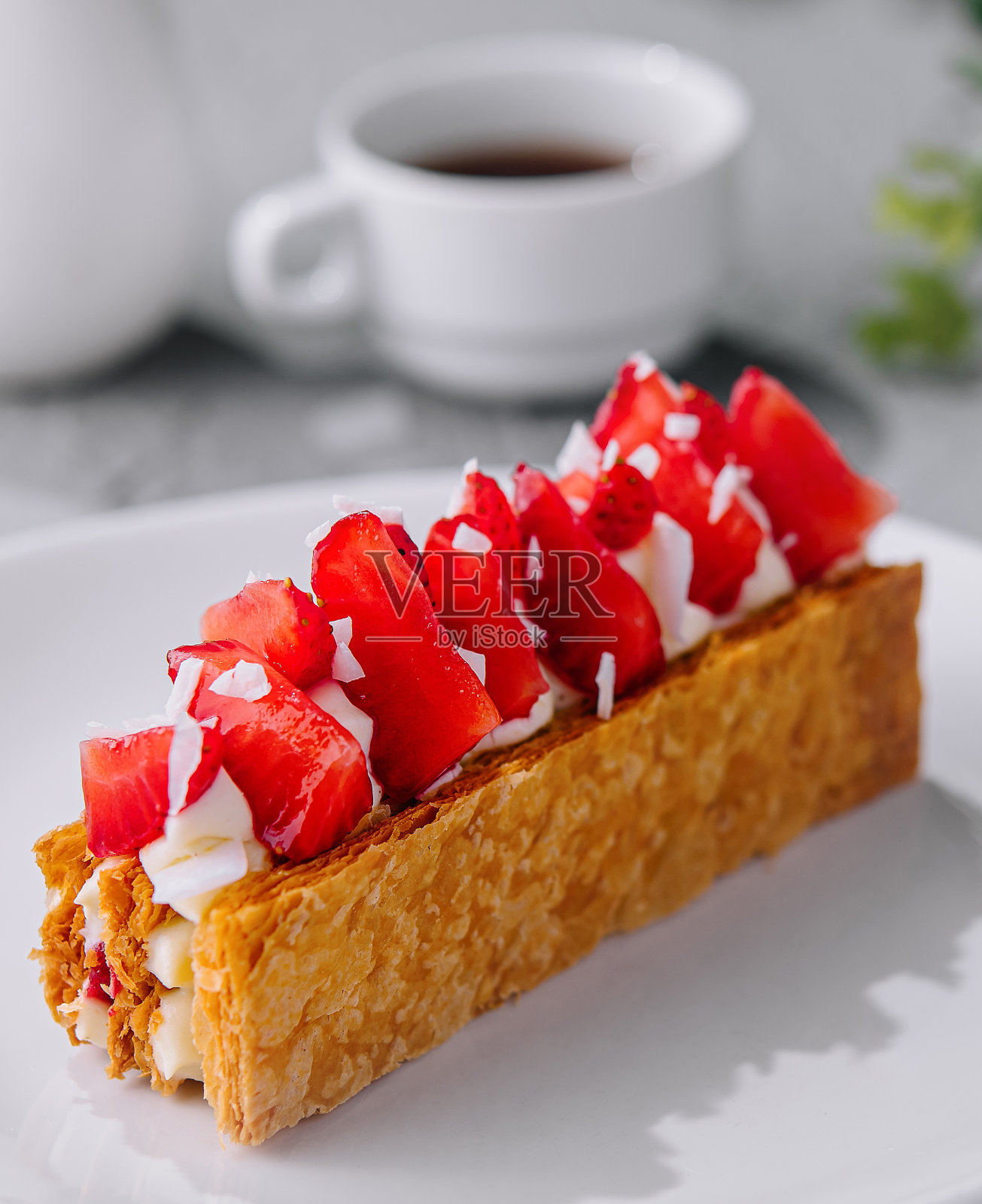 盘子里的拿破仑草莓蛋糕照片摄影图片