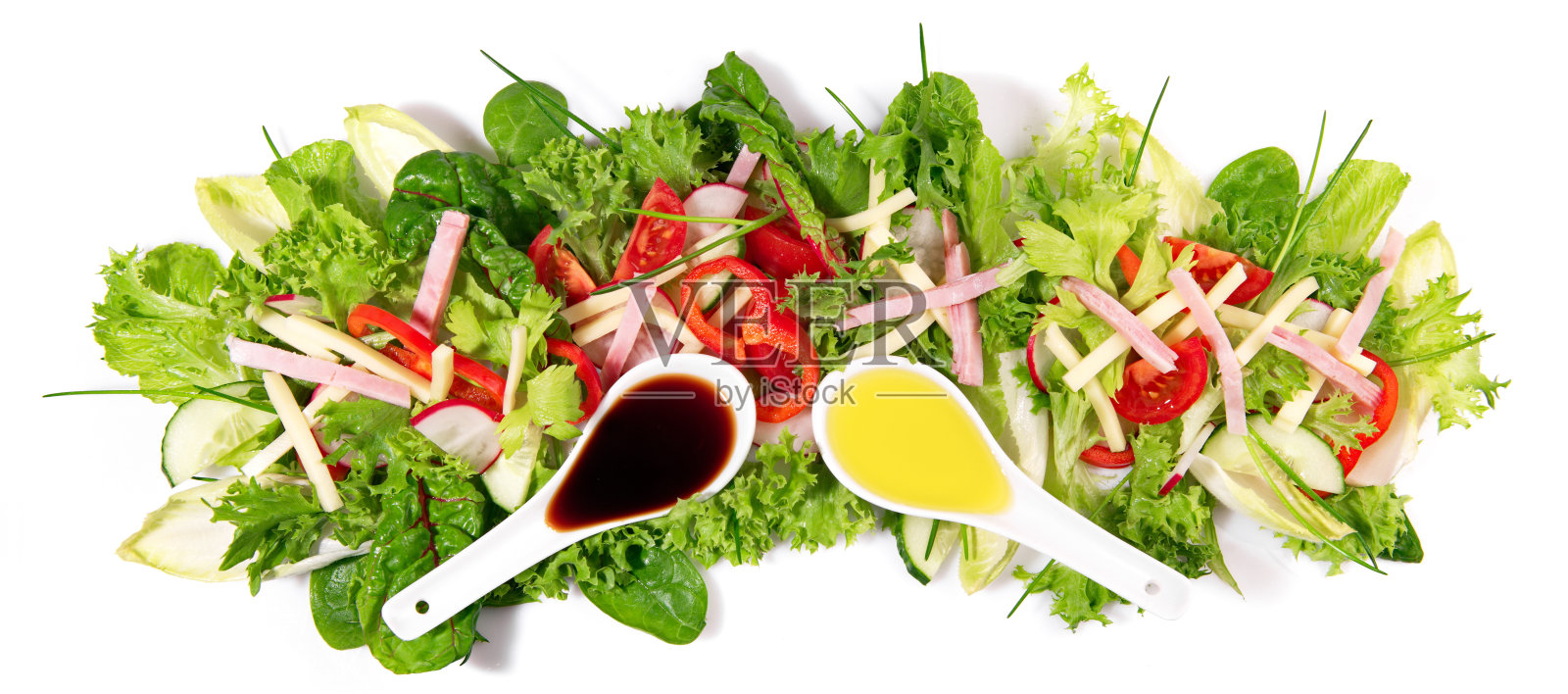 混合沙拉切片火腿和奶酪-新鲜生菜全景隔离在白色背景照片摄影图片